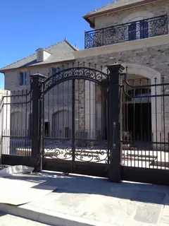 Arched gate, side view.