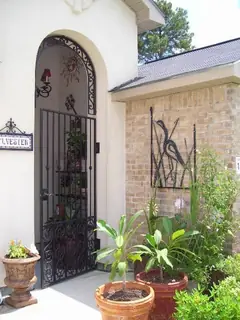 Garden gate beneath an arch.