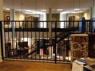 Straight railing in an interior.